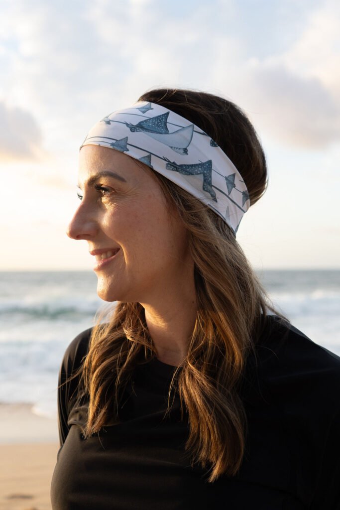 Woman_at_the_beach_smiling